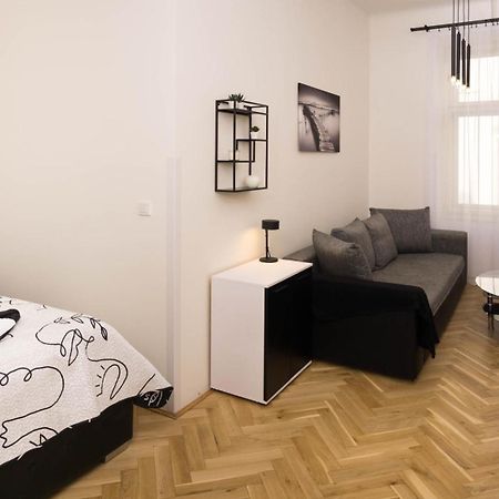 Black & White Apartment Prague By Wenceslas Square And Muzeum Exterior photo
