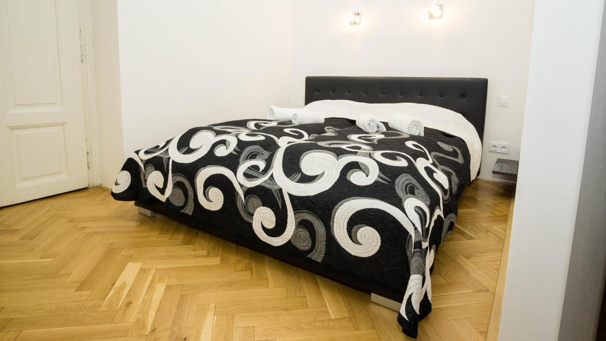 Black & White Apartment Prague By Wenceslas Square And Muzeum Exterior photo